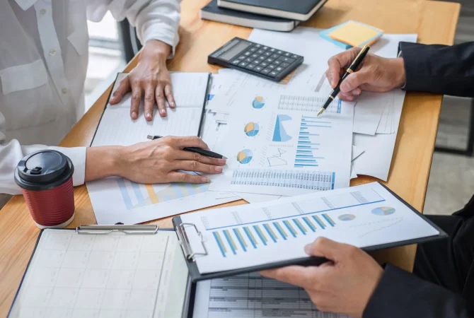 partner-meeting-of-business-team-colleagues-consultation-and-discussion-marketing-plan-meeting partner-meeting-of-business-team-colleagues-consultation-and-discussion-marketing-plan-meeting